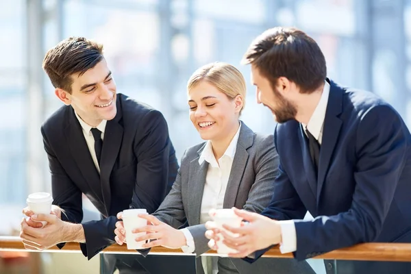 Empleados Felices Con Bebidas Gastando Cofee Romper Juntos — Foto de Stock