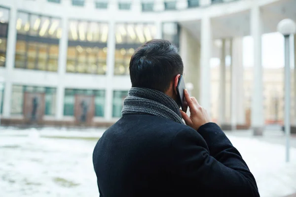 Şehirde Modern Binanın Arka Plan Karşı Telefonla Konuşan Başarılı Işadamı — Stok fotoğraf