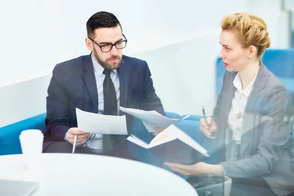 Geschäftsmann Mit Zetteln Notizblock Seiner Sekretärin — Stockfoto