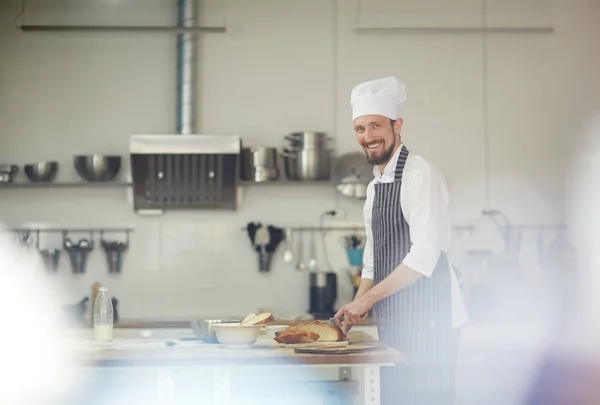 Bäckereibesitzer Schneidet Frisches Brot Der Küche — Stockfoto