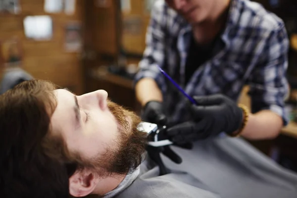 Junger Mann Lässt Sich Von Professionellem Friseur Den Bart Kürzen — Stockfoto