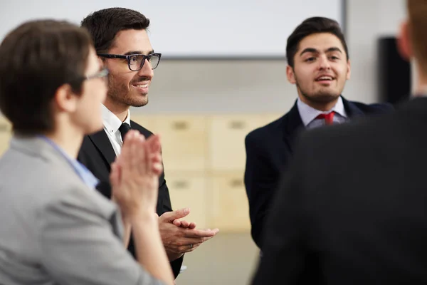 Tevreden Collega Hun Handen Klappen Verslag Van Spreker — Stockfoto