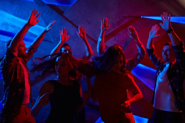 Grupo Dançarinos Delirantes Desfrutando Discoteca — Fotografia de Stock