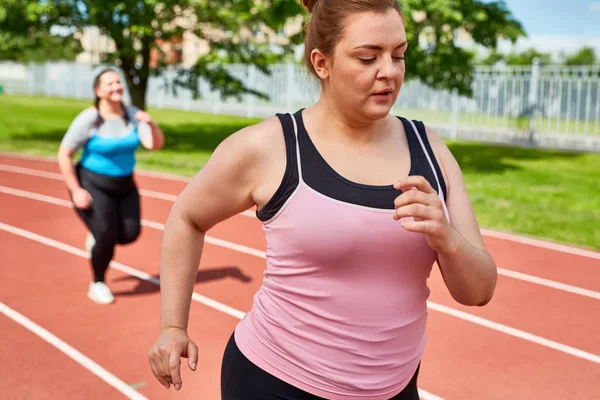 Jovem Mulher Gorda Seu Amigo Correndo Estádio Moderno — Fotografia de Stock