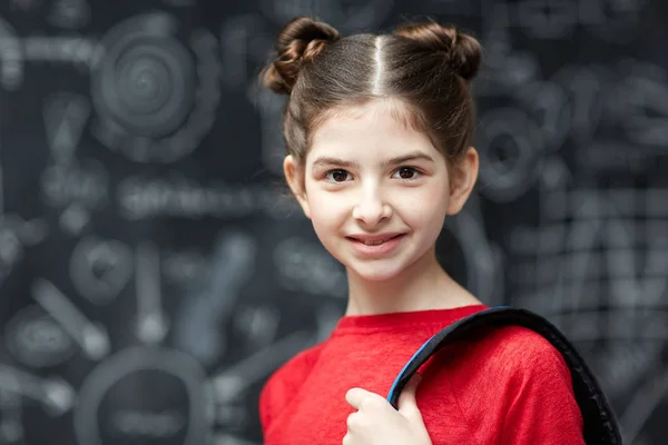 Menina Com Mochila Olhando Para Câmera Escola — Fotografia de Stock