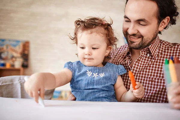 Portret Van Glimlachende Man Met Schattig Kindje Tekening Kunst Klasse — Stockfoto