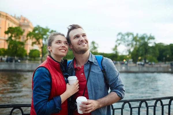 Fröhliches Paar Verbringt Zeit Flussufer — Stockfoto