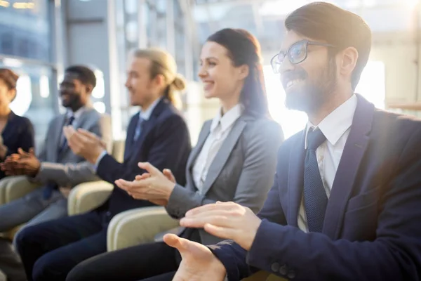 Fila Jóvenes Especialistas Aplaudiendo Orador Después Del Discurso — Foto de Stock