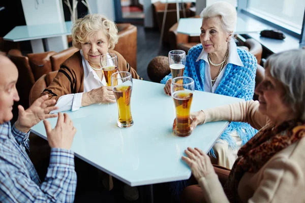 Three Elegant Looking Senior Women Listening Male Friend Interest While — Stock Photo, Image