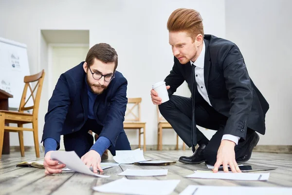 Porträtt Två Vuxna Män Sortering Dokument Golvet Office Medan Arbetar — Stockfoto