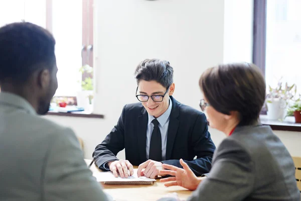 Grupp Hårt Arbetande Tjänstemän Analysera Resultaten Fulländad Arbete Samtidigt Arbetsmöte — Stockfoto