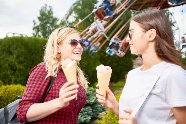 Ευτυχισμένος Νεαρές Γυναίκες Παγωτό Μιλώντας Στο Λούνα Παρκ Πάρκο Αναψυχής — Φωτογραφία Αρχείου