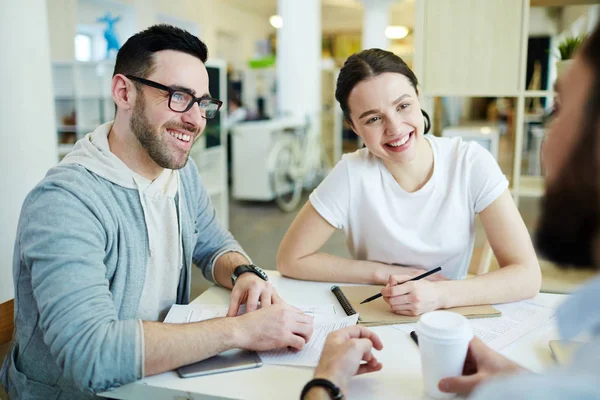 Gruppo Uomini Affari Riuniti Ufficio Che Discutono Lavoro Ritratto Giovani — Foto Stock