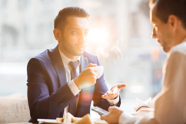 Zakenman Met Kopje Koffie Praten Met Mede Werker Café Zonnige — Stockfoto