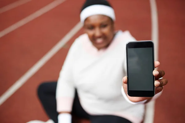 Desfocado Africano Excesso Peso Mulher Mostrando Tela Seu Smartphone Preto — Fotografia de Stock
