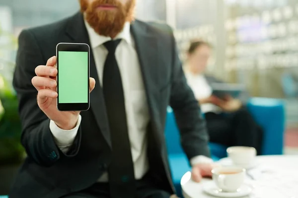 Geschäftsmann Anzug Zeigt Leeren Bildschirm Seines Smartphones — Stockfoto
