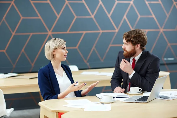 Selbstbewusste Junge Frau Äußert Ihre Ideen Gespräch Mit Kollegin — Stockfoto