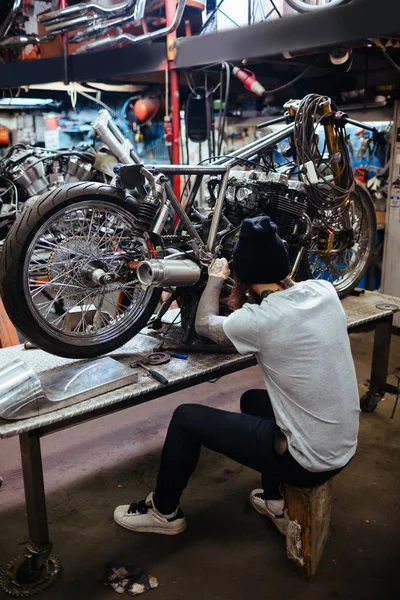 Ritratto Posteriore Uomo Tatuato Che Lavora Garage Personalizzando Moto Riparando — Foto Stock