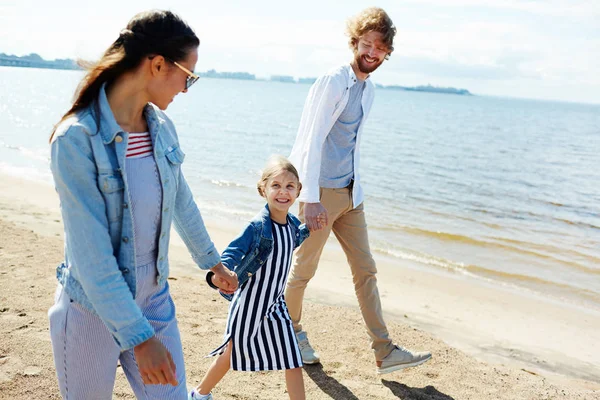 Tillgiven Familjen Fader Mor Och Dotter Flyttar Nedåt Sandstrand Fritid — Stockfoto