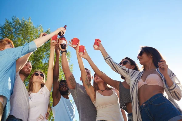 Bedrijf Van Vrienden Verhogen Handen Met Drankjes Tijdens Het Roosteren — Stockfoto