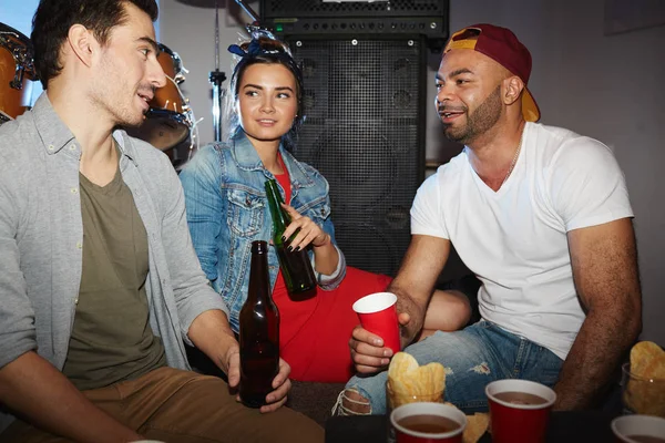 Small Group Intercultural Friends Having Beer Club — Stock Photo, Image