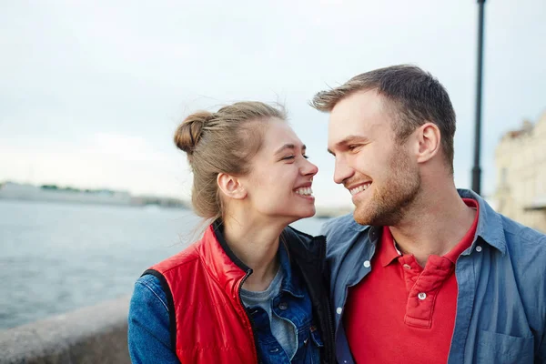 Gli Amanti Affettuosi Guardano Altro Durante Vacanze Romantiche — Foto Stock