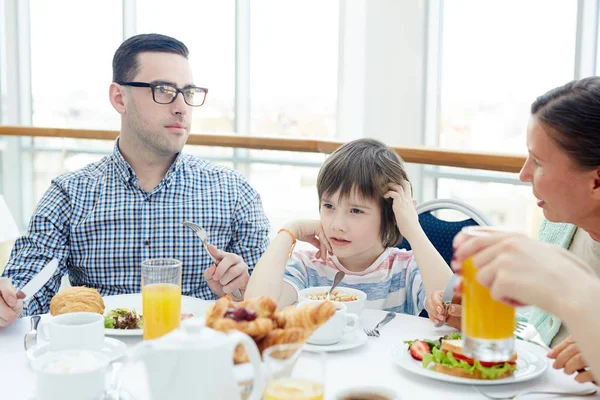 Petit Garçon Déjeunant Avec Son Père Grand Mère — Photo