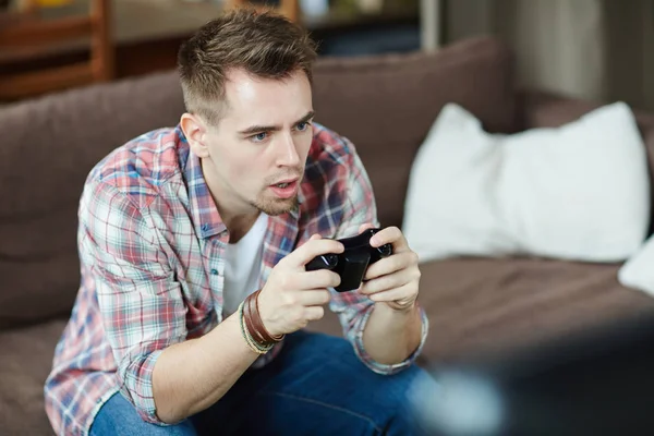 Retrato Del Hombre Adulto Emocional Jugando Videojuego Sosteniendo Controlador Inalámbrico — Foto de Stock