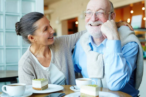 Liebevolle Reife Frau Umarmt Ihren Glücklichen Mann Café — Stockfoto