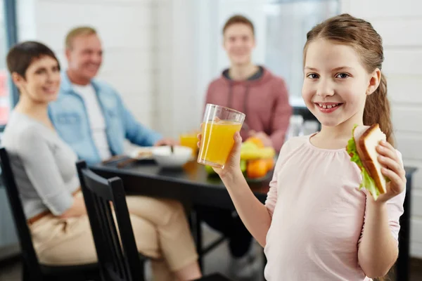 Ritratto Ragazza Età Primaria Posa Fotografia Con Vetro Succo Arancia — Foto Stock