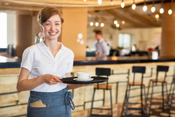 Serveuse Accueillante Tenant Plateau Avec Tasse Café — Photo