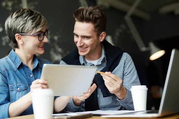 Porträtt Unga Kreativa Affärskollegor Klädd Smart Casual Använda Digitala Tablett — Stockfoto