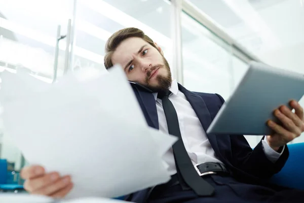 Drukke Econoom Met Touchpad Door Papieren Kijken Praten Mobiele Telefoon — Stockfoto