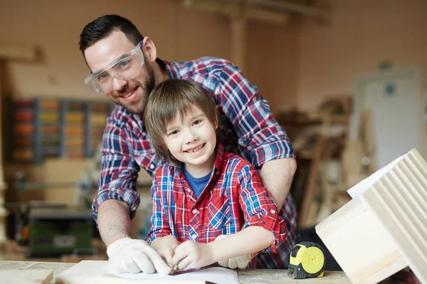 Homem Menino Felizes Trabalhando Juntos Oficina Artesanato — Fotografia de Stock