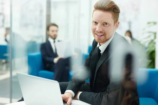 Líder Empresarial Moderno Con Portátil Trabajando Oficina — Foto de Stock