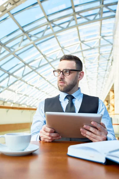 Homme Sérieux Organisant Journée Travail — Photo