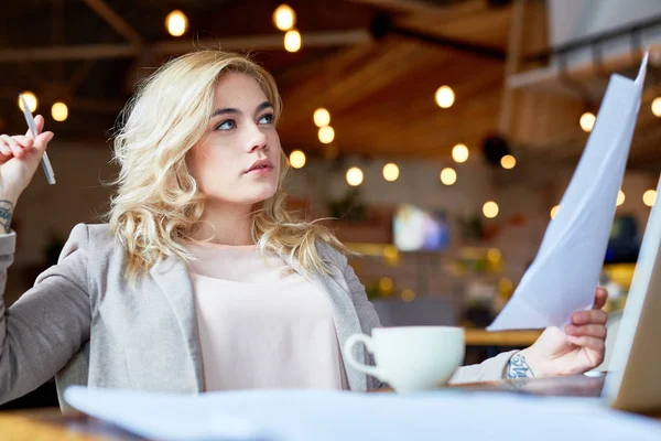 Portret Van Peinzende Jonge Manager Kijkt Weg Terwijl Denken Veelbelovend — Stockfoto