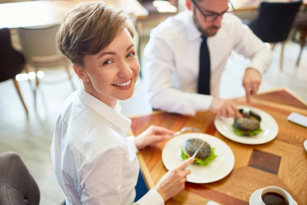 Glad Affärskvinna Som Sitter Vid Bordet Och Mellanmål Till Lunch — Stockfoto