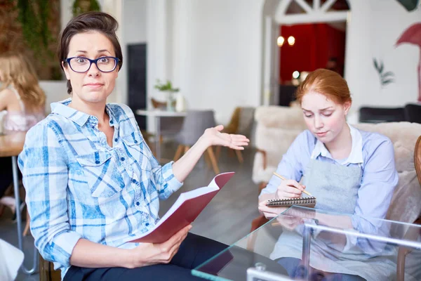 Cliente Irritado Mostrando Confusa Camarera Aprendiz Anotando Orden — Foto de Stock