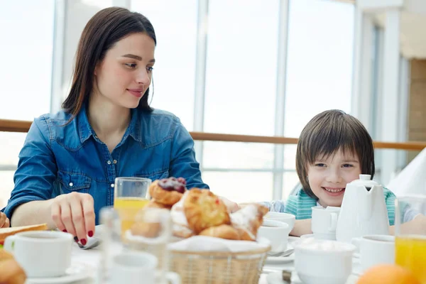 Menino Feliz Jovem Mulher Tomando Café Manhã — Fotografia de Stock