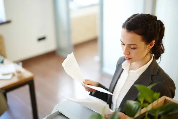 Jeune Gestionnaire Lisant Des Documents Affaires Des Contrats Fonction — Photo