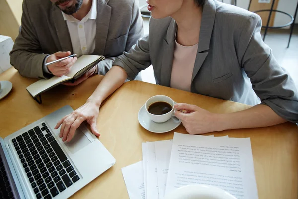 Geschäftige Händler Analysieren Online Daten Tasse Tee — Stockfoto