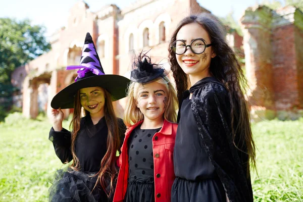 Groep Van Vrolijke Halloween Kids Carnaval Kleding Genieten Van Viering — Stockfoto