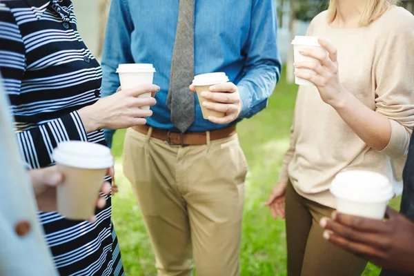 Gruppo Multietnico Uomini Affari Riuniti Nel Parco Primaverile Con Tazze — Foto Stock