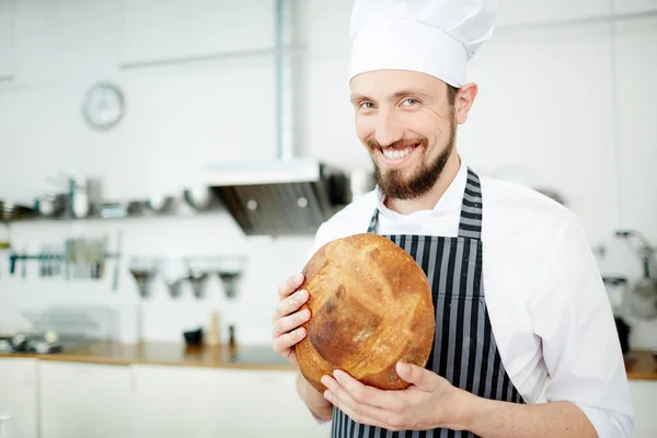 Χαμογελώντας Baker Κακότροπος Καρβέλι Ψωμί Βλέπουν Φωτογραφική Μηχανή — Φωτογραφία Αρχείου