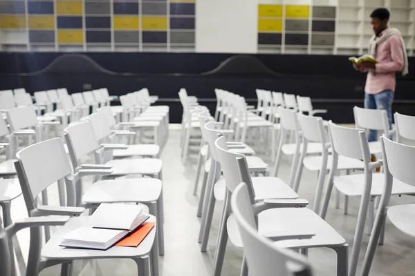 Filas Sillas Plástico Blancas Estudiantes Preparándose Para Exámenes Fondo — Foto de Stock