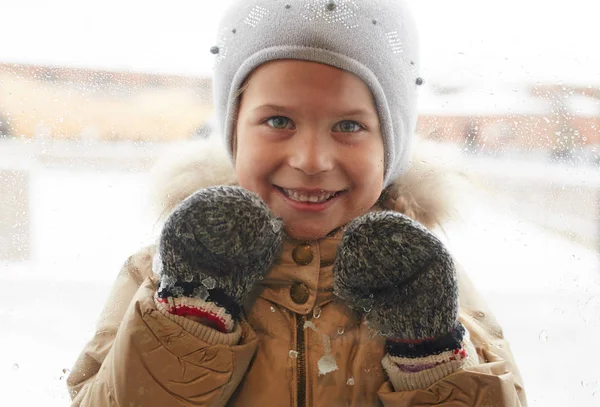 Klein Meisje Een Winterwear Kijken Camera Venster Van Buiten Frosty — Stockfoto