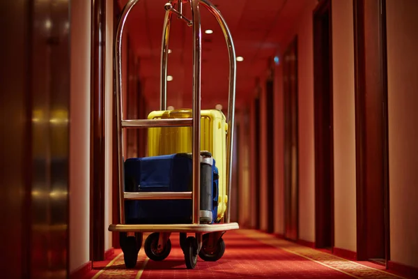ホテルの通路でスーツケースをポーターのカート — ストック写真