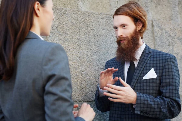 Jovens Gerentes Elegantes Tendo Conversa Por Parede Construção — Fotografia de Stock