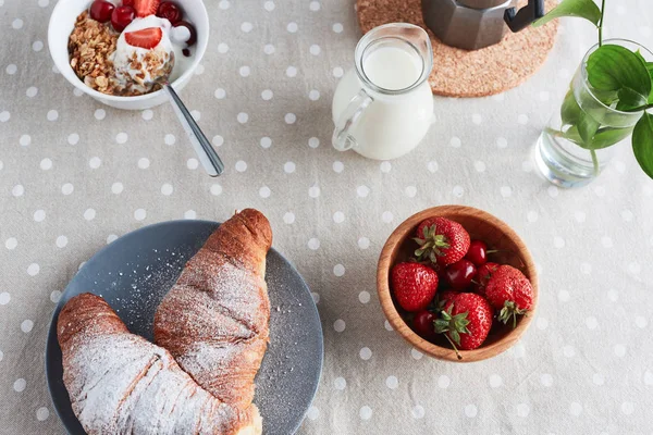 Krustige Croissants Frische Erdbeeren Milch Und Müsli Auf Dem Tisch — Stockfoto